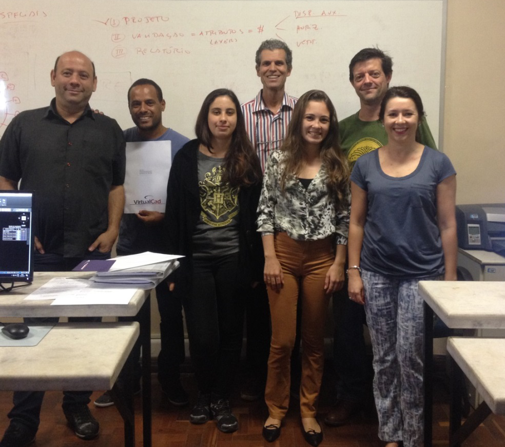 Na foto temos da esquerda para a direita: Prof. Mário de Souza Silva (MSc.), Prof. André Henrique Teixeira (MSc.), Técn. Natália Alves Oliveira, Eng.º Bernardo Botelho, Técn. Mirian Greiner de Oliveira, Prof. Marcelo Tuler de Oliveira (DSc.), Prof.ª Karla Cristina Rodrigues Silva (DSc.)